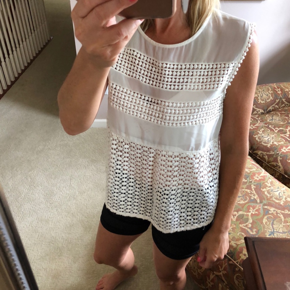 Studio West 💟 sheer sleeveless EUC